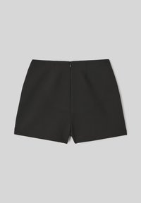 Shorts noirs au design sur mesure, dotés d'une fermeture éclair dissimulée à l'arrière, d'une texture lisse et d'une coupe structurée. Coutures nettes.
