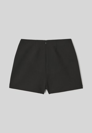 Shorts noirs au design sur mesure, dotés d'une fermeture éclair dissimulée à l'arrière, d'une texture lisse et d'une coupe structurée. Coutures nettes.
