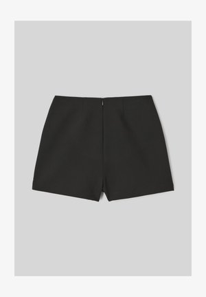 Shorts noirs au design sur mesure, dotés d'une fermeture éclair dissimulée à l'arrière, d'une texture lisse et d'une coupe structurée. Coutures nettes.