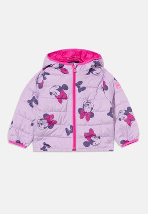 Doudoune enfant violet clair avec capuche, fermeture éclair rose, doublure rose, et motif visages de Minnie Mouse avec nœuds roses.