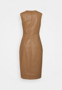 Robe en cuir marron sans manches, longueur genou, avec une taille cintrée et des détails de couture au dos sur un fond blanc uni.