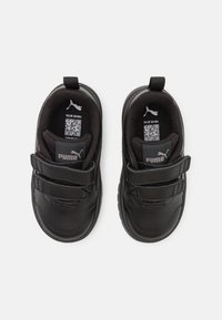 Chaussures noires pour enfants en cuir synthétique, avec deux straps Velcro, cols rembourrés et semelles texturées pour une meilleure adhérence.