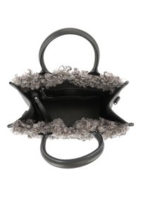 Sac à main noir avec un bord en fourrure grise bouclée, extérieur en cuir, poignées arrondies et un grand intérieur ouvert avec une poche zippée.