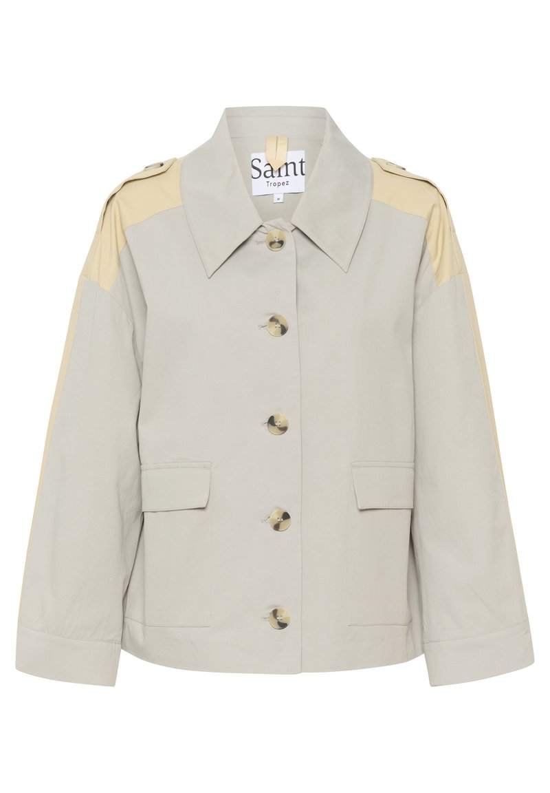 Veste grise claire avec des accents beiges aux épaules, de grands boutons et deux poches avant. Dotée d'un col classique et d'une coupe décontractée.