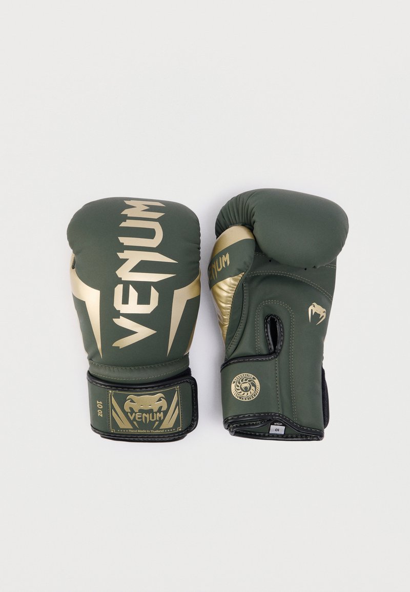 Ζευγάρι από πράσινα και χρυσά γάντια πυγμαχίας επωνυμίας Venum, απλωμένα επίπεδα, εμφανίζοντας την πάνω και την παλάμη πλευρά με ορατό λογότυπο και λεπτομέρειες στο λουρί του καρπού.