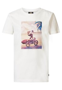 Bela bombažna majica z barvitim grafičnim motivom osebe na motorju s surf desko, obdana s palmami in oblaki.