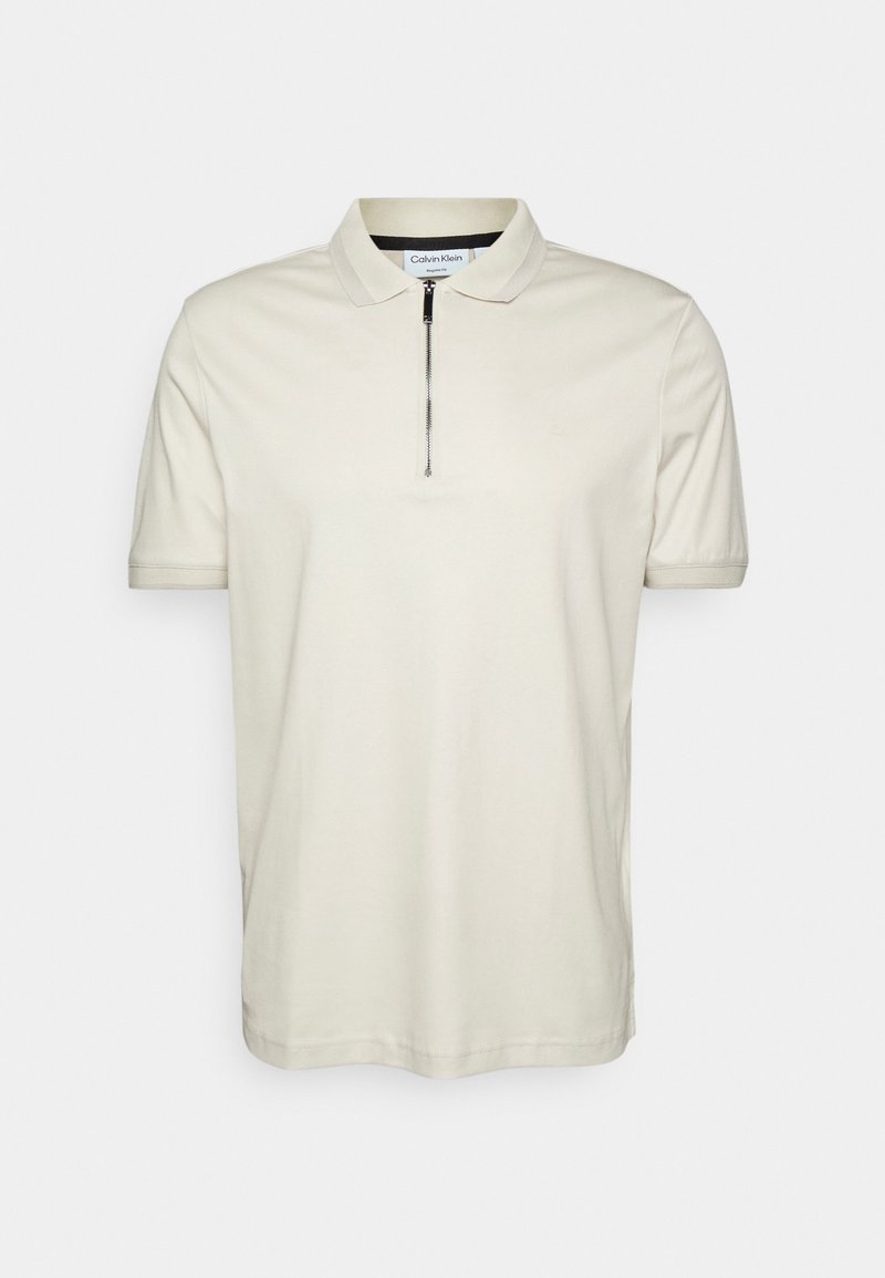 Polo beige à manches courtes avec fermeture éclair sur le devant et col classique, fabriqué par Calvin Klein.