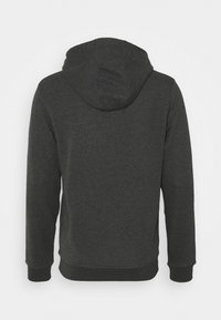 Sweat à capuche gris foncé à manches longues, vu de dos avec capuche et poignets et ourlet côtelés, sur fond blanc.