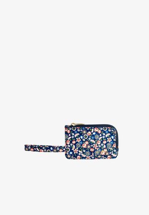 Granatowy portfel na nadgarstek z różowym, białym i zielonym kwiatowym wzorem oraz złotym zamkiem błyskawicznym na białym tle.