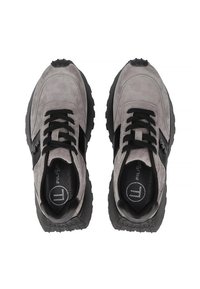Szare zamszowe sneakersy z czarnymi akcentami, teksturowana gumowa podeszwa, zaokrąglony czubek, sznurowane zapięcie oraz logo na języku i boku.