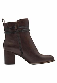 Stivaletto in pelle marrone con una fascetta nera texturizzata e chiusura con zip, caratterizzato da un tacco a blocco e una finitura liscia.