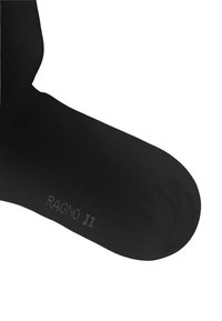 Calzino nero da uomo con texture a coste e punta rinforzata. Presenta la scritta "RAGNO II" sulla suola. Design classico per un uso quotidiano.