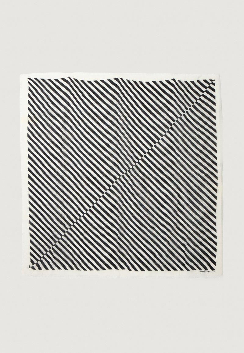 Svart og hvit sjal med diagonale striper, laget av et mykt stoff med en glatt tekstur. Kantene har et subtilt, uferdig utseende.