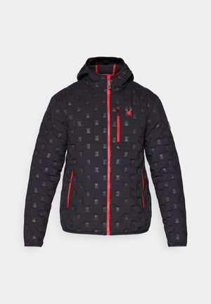 Schwarze gepolsterte Jacke mit Kapuze, mit einem geometrischen Präge-Muster, rotem Reißverschluss und Logo. Zwei seitliche Taschen mit Reißverschlüssen.