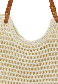 Geweven crèmekleurige totebag met een ruitpatroon, voorzien van bruine leren handvatten en goudkleurige hardware op de bevestigingspunten.
