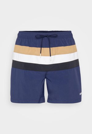 Shorts de bain navy avec des rayures horizontales beige, blanches et noires. Taille élastique avec cordon de serrage et détail de logo à l'ourlet.