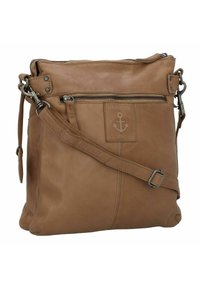 Borsa a tracolla in pelle marrone con chiusura a zip, tracolla regolabile e logo ancorato in rilievo su una tampone anteriore. Texture liscia con hardware minimale.