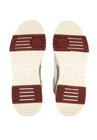 Sergio Tacchini sneakers med en texturerad vit gummisula och vinröda accentlinjer, med cirkulär logotyp och varumärkesdetalj.