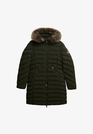 Ciemnozielona kurtka puchowa z kapturem wykończonym futrem, zapinana na zamek z przodu i posiadająca boczne kieszenie. Ma poziome przeszycia oraz logo na rękawie.