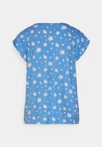 Top azul de mangas curtas, feito de um tecido macio, apresentando um padrão floral branco, com um corte ligeiramente solto e decote arredondado.