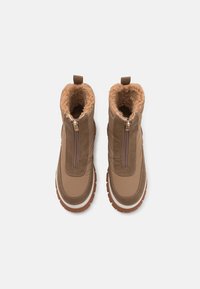 Brune ankelstøvler med strukturert overflate, glidelås og myk beige fôr. Holdbar såle med brun gummisåle.