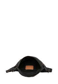 Czarna torebka na ramię z teksturowaną skórą. Wnętrze wyposażone w zapięcie na zamek i małą jasnobrązową skórzaną metkę.