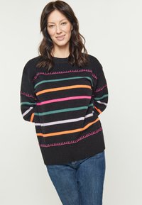 Pulover negru cu dungi orizontale multicolore în roz, portocaliu, verde și violet deschis. Are cusături roz în contrast pe margini.