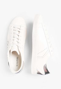Witte leren sneakers met een geperforeerde bovenkant, platte veters en een zilveren hielaccent. Beschikt over een gestructureerde zool voor grip.