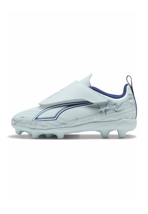 Crampon bleu clair avec intérieur bleu marine, une large bande bleu marine sur le côté, et un design de lacets recouvert avec des crampons moulés sur la semelle.