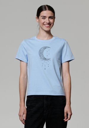 Lichtblauwe katoenen t-shirt met een zwart halve maan grafiek met hangende accenten. Korte mouwen en een klassiek ronde hals ontwerp.