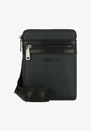 Borsa a tracolla in tessuto nero con dettagli in pelle liscia, dotata di tasca frontale con cerniera, tracolla regolabile e logo goffrato.