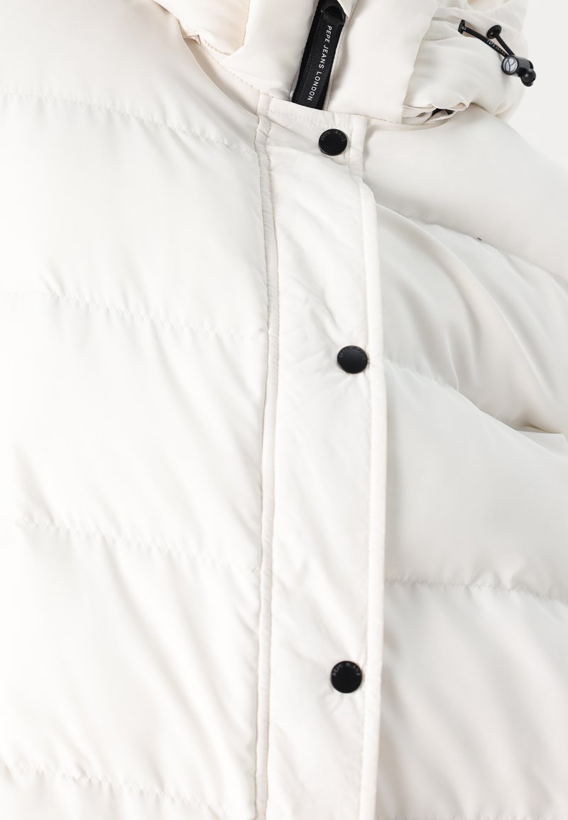 Weißer Puffermantel mit gestepptem Muster, schwarzen Druckknöpfen und einer Kapuze mit Kordelzug. Verfügt über eine glatte, glänzende Oberfläche.