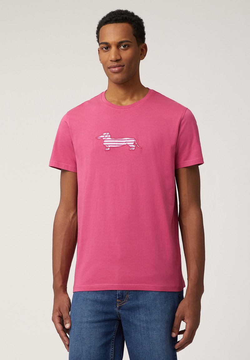 Camiseta de algodón rosa con un gráfico de un dachshund a rayas en el pecho. Mangas cortas y escote redondo.