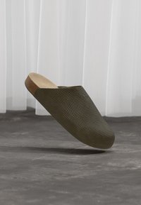 Επιλέχθηκε, branch/cardboard