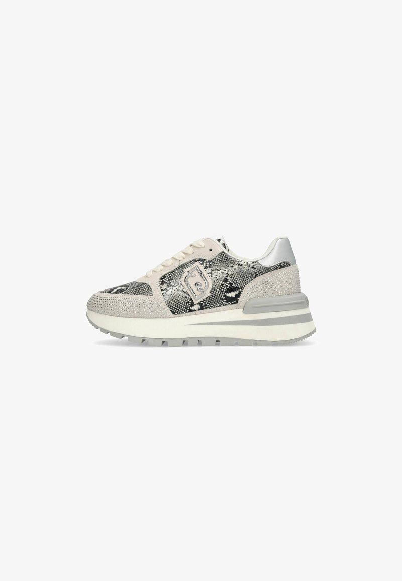 Sneaker bianca e grigia con motivo in pelle di serpente, chiusura con lacci, suola ammortizzata e borchie decorative nelle aree della punta e del tallone.