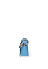 Borsa blu con superficie texturizzata, forma arrotondata, tracolla in catena argentata e chiusura in metallo. Design minimalista con linee pulite.