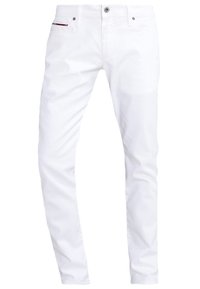 Vita denimjeans med slim fit, som har fem fickor, metallknappstängning och en subtil röd accent på bakfickan.