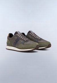 Oliwkowo-szare buty sportowe z cholewką ze skóry i zamszu, sznurowane, z tekstylną wyściółką oraz gumową podeszwą z teksturą zapewniającą przyczepność.