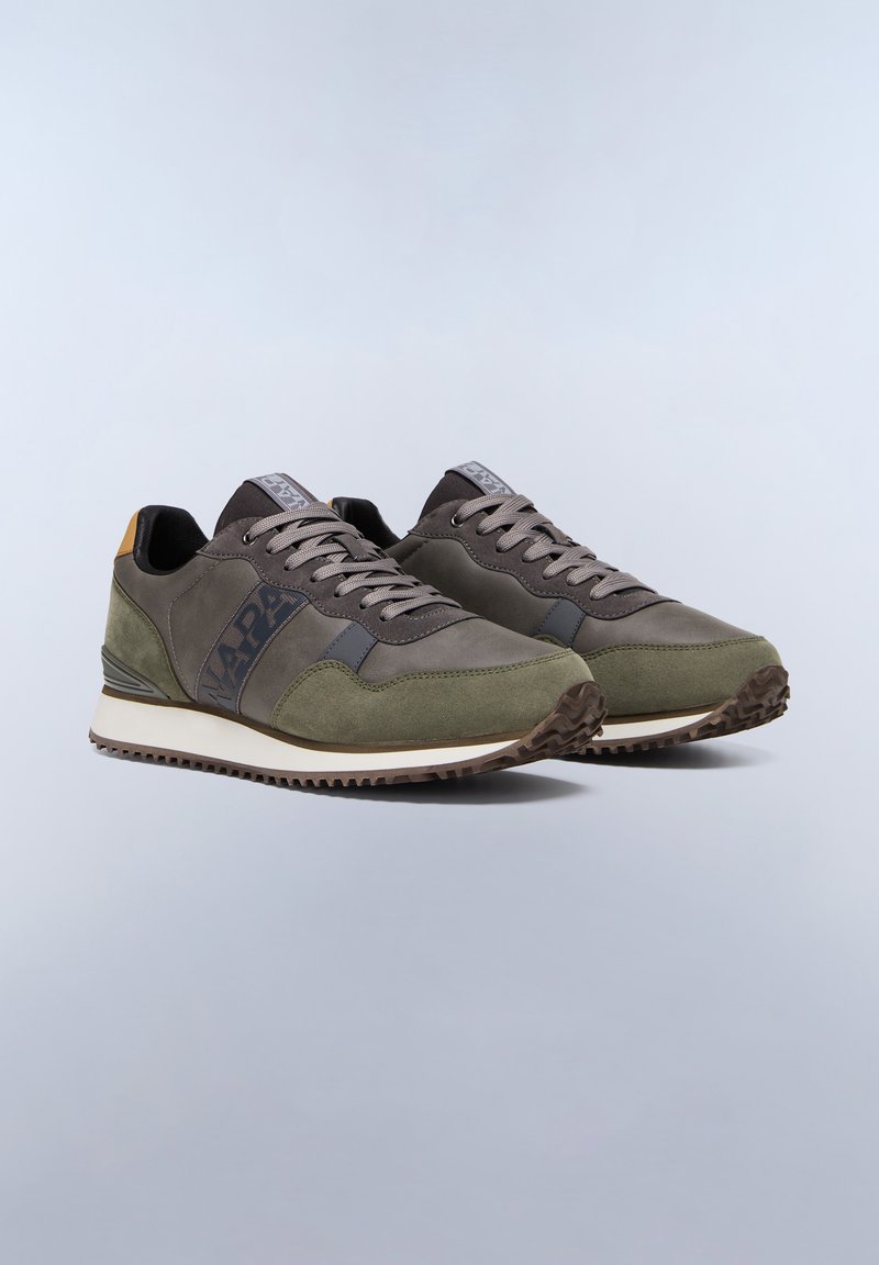 Zapatillas deportivas en color oliva y gris con parte superior de piel y ante, cierre de cordones, forro textil y suela de goma con un agarre texturizado.