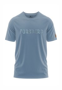 Camiseta de manga corta azul claro hecha de tejido suave, que presenta la palabra "FORSBERG" en bordado con letras texturizadas.