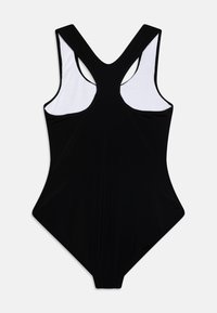 Zwarte badpak met hoge benen, textuurstof en een racerback ontwerp met contrasterende witte accenten op de schouders.
