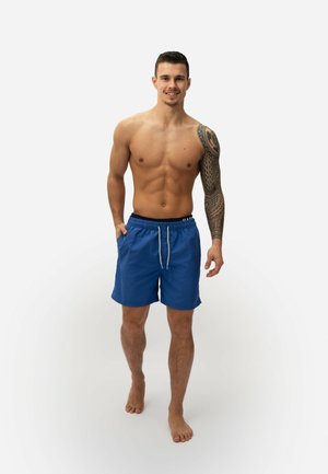 Shorts de bain bleus avec une taille élastique et un cordon de serrage. Comprend des poches latérales et un tissu lisse et léger.