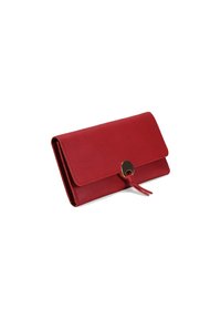Cartera de piel roja con solapa y cierre circular en tono dorado, colocada sobre fondo blanco.