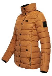 Gevoerde oranje jas met hoge kraag, zwarte knopen, twee met rits gesloten zakken en een gestructureerde stof. Kenmerkt zich door een logo op de mouw.