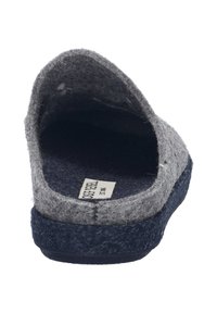 Sabot en feutre gris avec une semelle en caoutchouc bleu marine et une doublure intérieure. Il présente un arrière arrondi et une étiquette cousue à l'intérieur de la semelle.