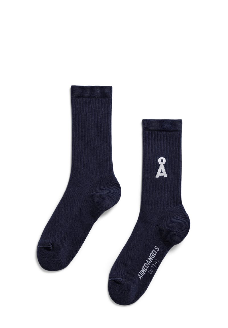 Dunkelblaue gerippte Socken mit einem weißen Logo auf der Außenseite. Hergestellt aus weichem Material, haben sie ein klassisches Knöchellängen-Design.