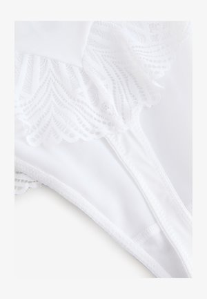 Biała bielizna z ozdobną koronką i miękkim, gładkim materiałem. Projekt zawiera faliste wykończenie i bezszwową konstrukcję.