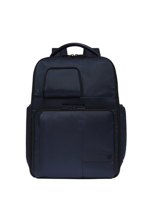 Marineblauwe rugzak met meerdere ritsvakken, gevoerde riemen en een handgreep aan de bovenkant, ontworpen voor georganiseerde opslag en dagelijks gebruik.