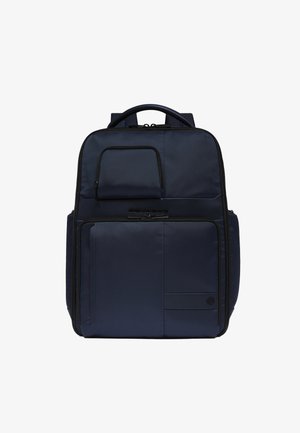 Marineblauwe rugzak met meerdere ritsvakken, gevoerde riemen en een handgreep aan de bovenkant, ontworpen voor georganiseerde opslag en dagelijks gebruik.