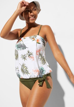 Maillot de bain deux pièces avec un haut blanc orné de motifs floraux verts et oranges, des bretelles réglables, et un bas vert olive avec un détail à nouer.